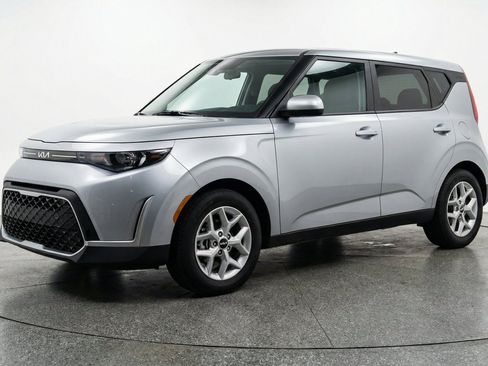 Used 2025 Kia Soul LX w/ LX Technology Package FWD image 3