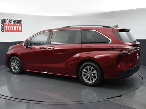 Used 2022 Toyota Sienna XLE FWD image 2
