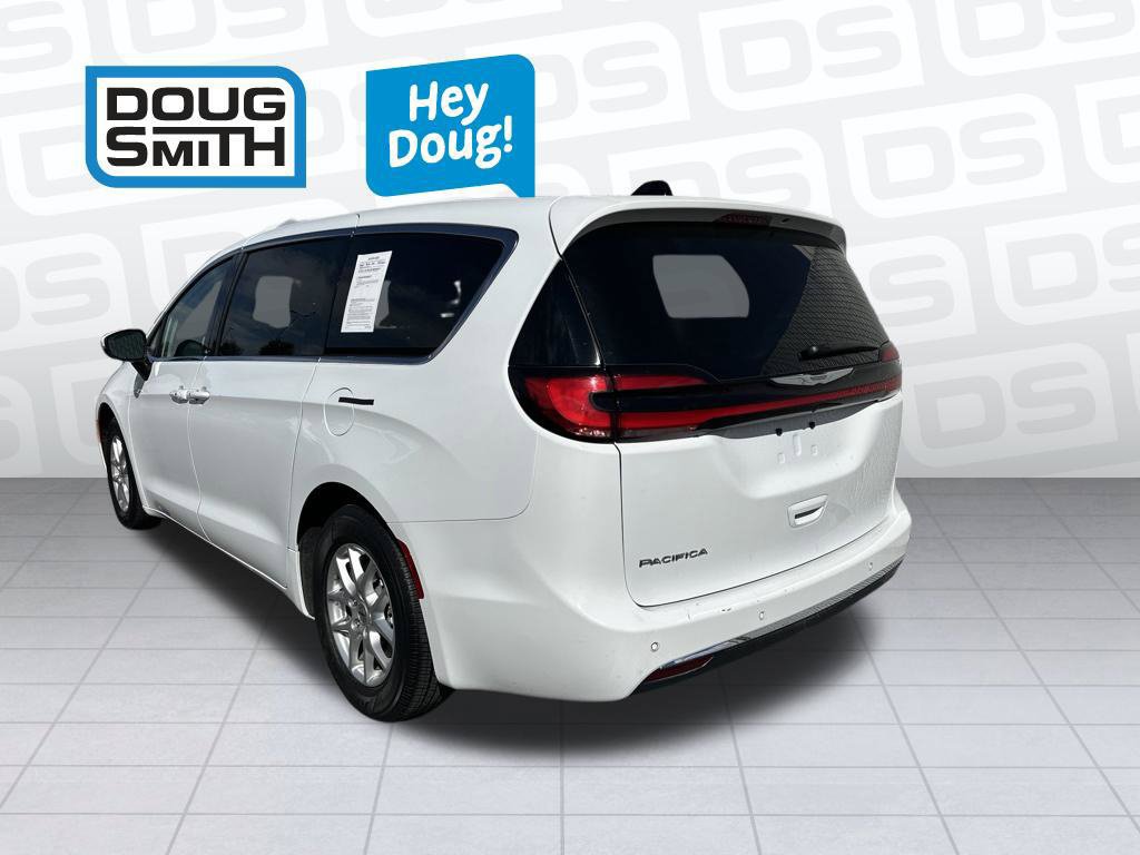 Used 2023 Chrysler Pacifica Touring-L FWD image 4