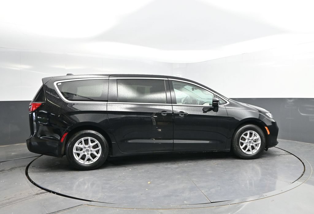 Used 2024 Chrysler Pacifica Touring-L FWD image 8