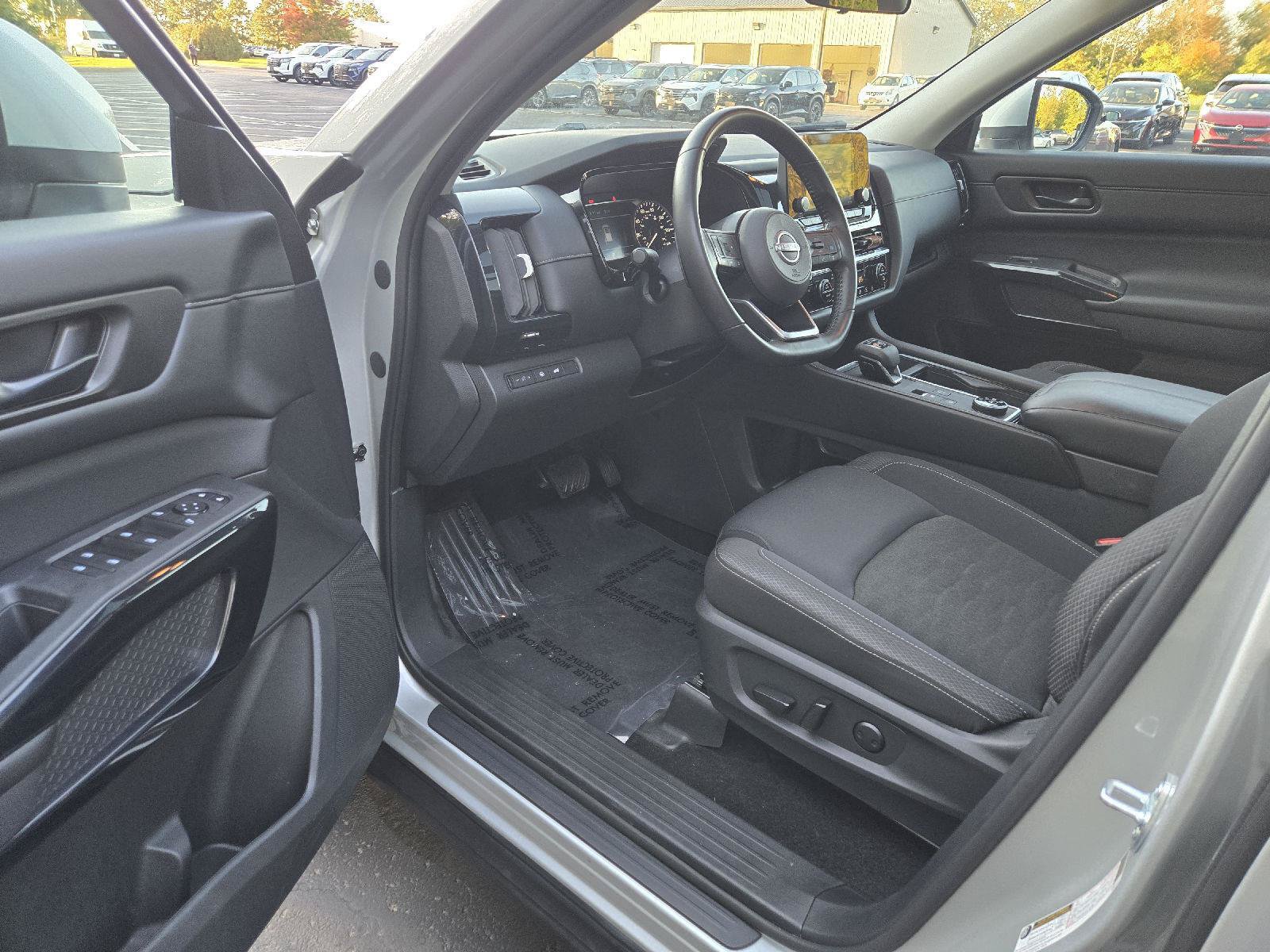 Used 2025 Nissan Pathfinder SV w/ SV Premium Package AWD/4WD image 12