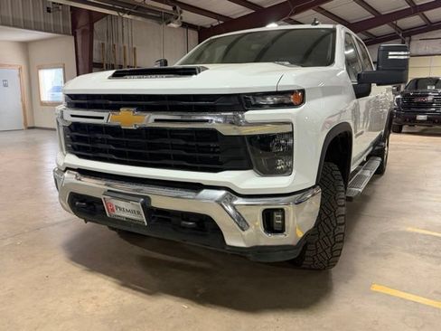 Used 2025 Chevrolet Silverado 2500 LT w/ Convenience Package AWD/4WD image 3