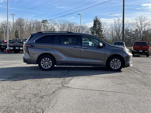 Used 2022 Toyota Sienna XLE image 6
