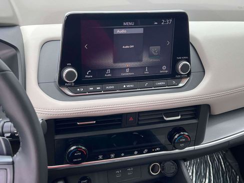 Used 2025 Nissan Rogue SV image 17