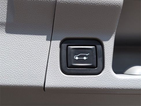 Used 2022 GMC Acadia SLT w/ Technology Package image 6