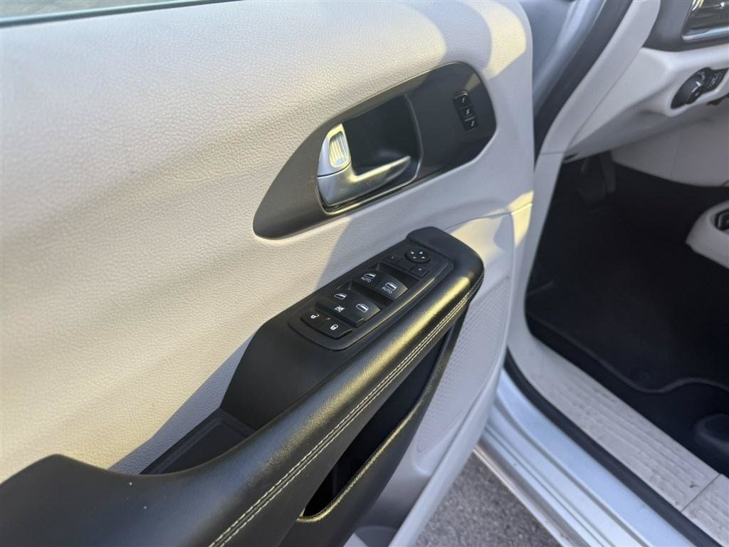 Used 2024 Chrysler Pacifica Touring-L FWD image 13