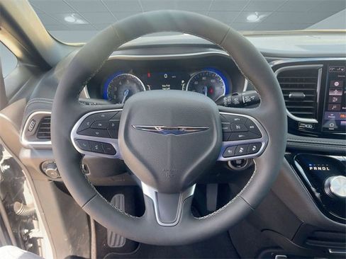 New 2025 Chrysler Pacifica Select image 16