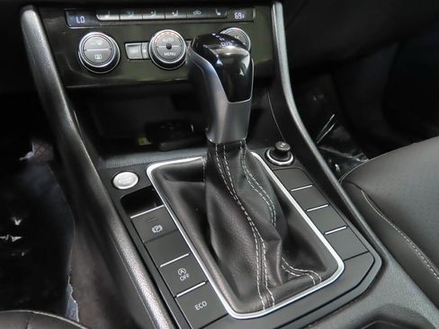 Used 2024 Volkswagen Jetta SE FWD image 10