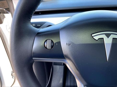 Used 2022 Tesla Model Y Long Range AWD/4WD image 21