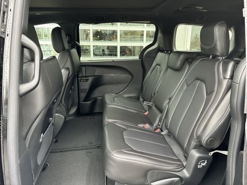 New 2026 Chrysler Pacifica Select w/ S Appearance Package image 9