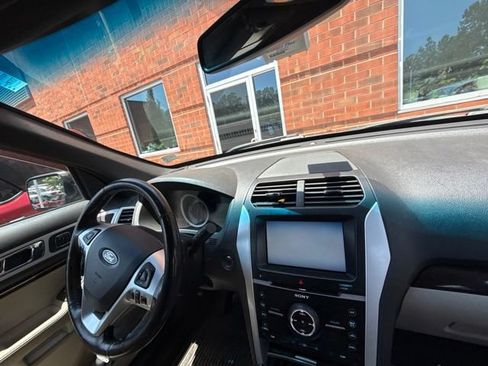 Used 2015 Ford Explorer Limited w/ Equipment Group 301A AWD/4WD image 2