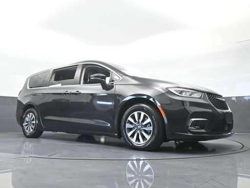 Used 2023 Chrysler Pacifica Touring-L FWD image 62