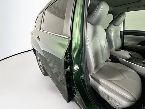 Used 2023 Toyota Highlander XLE FWD image 28