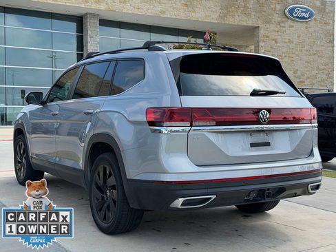 Used 2024 Volkswagen Atlas SE w/ Panoramic Sunroof Package FWD image 11