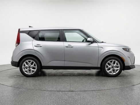 Used 2025 Kia Soul LX w/ LX Technology Package FWD image 11