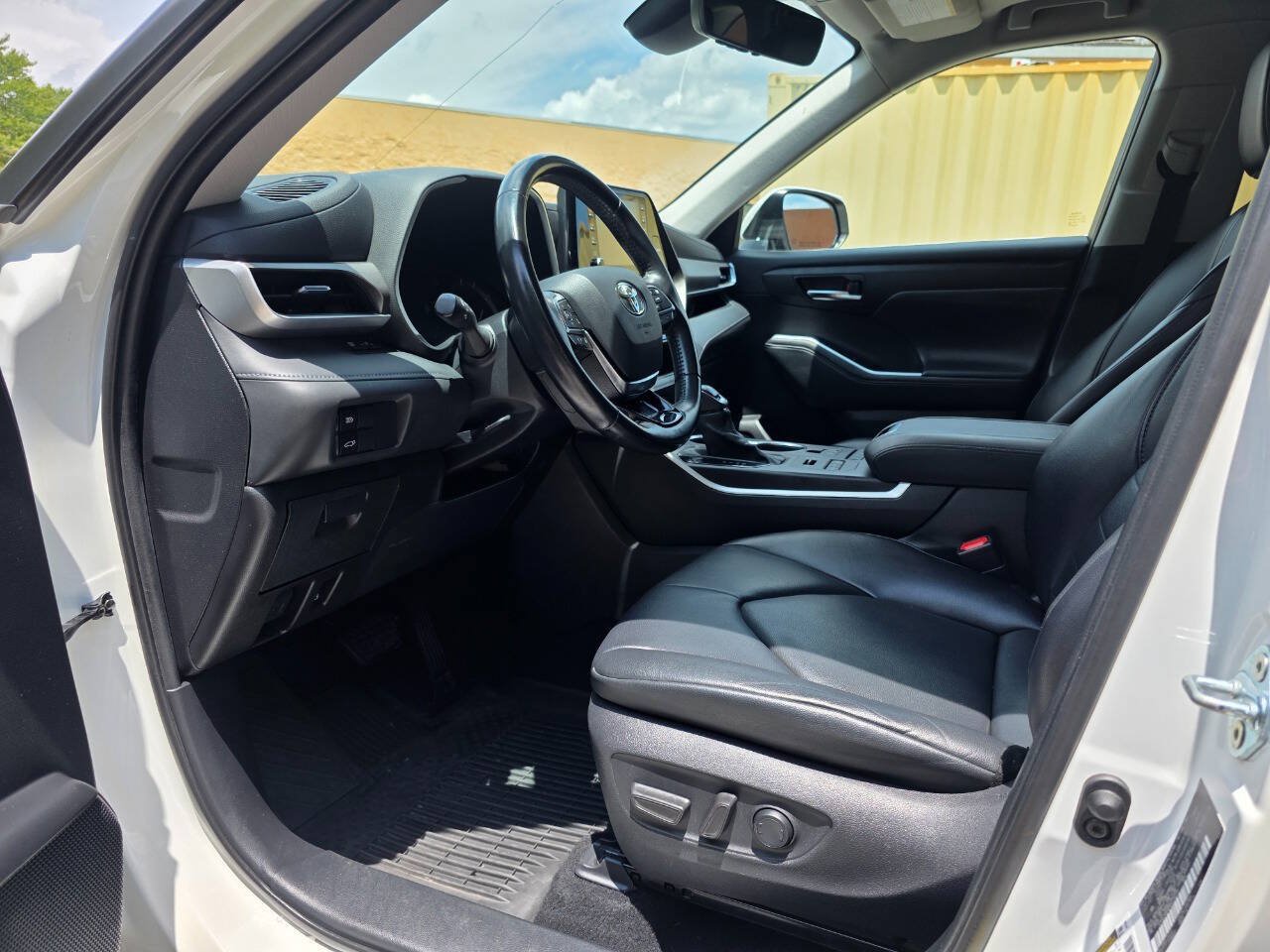 Used 2021 Toyota Highlander XLE AWD/4WD image 12