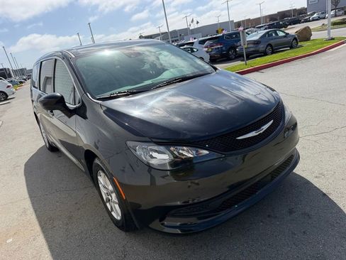 Used 2023 Chrysler Voyager LX image 8