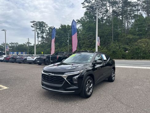 Certified 2025 Chevrolet Trax LT w/ Driver Confidence Package FWD image 12