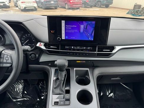 Certified 2025 Toyota Sienna LE image 2