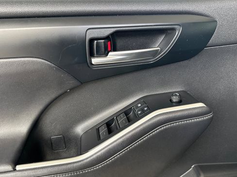 Used 2021 Toyota Highlander XLE image 15