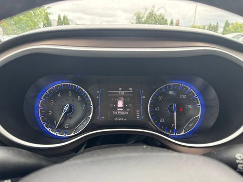 Used 2017 Chrysler Pacifica Touring-L w/ Tire & Wheel Group FWD image 10
