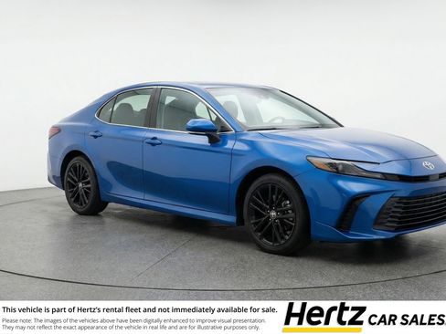 Used 2025 Toyota Camry SE FWD image 1