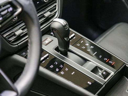 Certified 2025 Porsche Macan AWD/4WD image 26