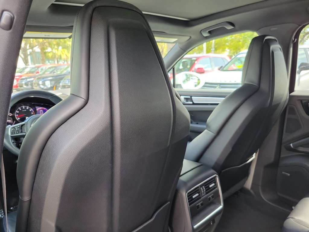 Used 2023 Porsche Cayenne Platinum Edition AWD/4WD image 15