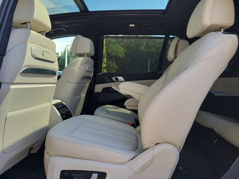 Used 2025 BMW X7 M60i AWD/4WD image 19