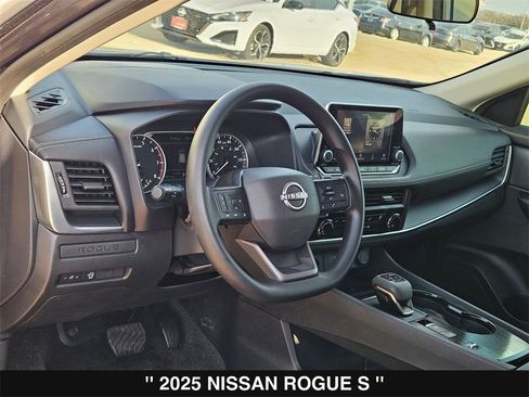 Used 2025 Nissan Rogue S image 14