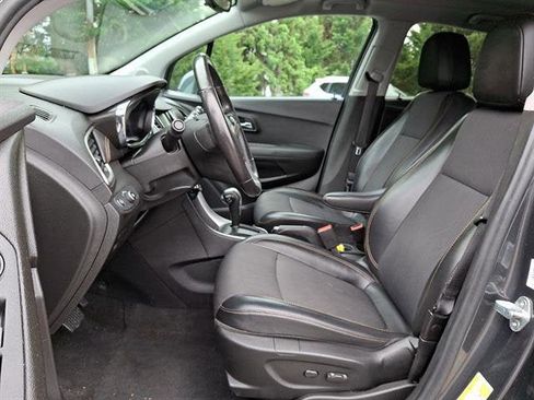 Used 2019 Chevrolet Trax LT w/ LT Convenience Package AWD/4WD image 14