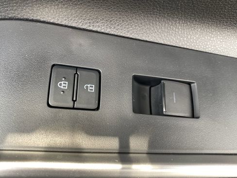 Used 2021 Toyota Highlander LE image 40