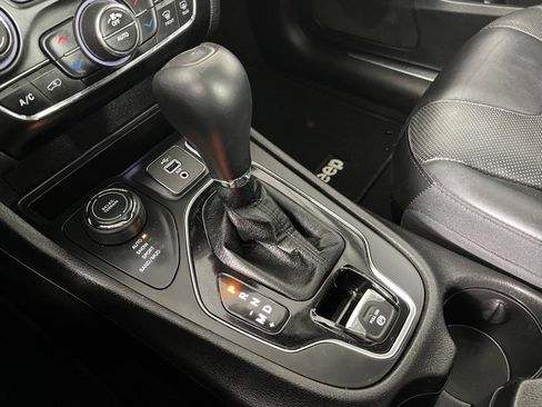 Used 2019 Jeep Cherokee Limited image 35