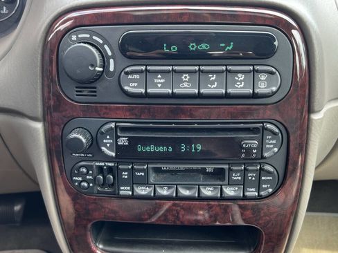 Used 2004 Chrysler Concorde LXi image 17