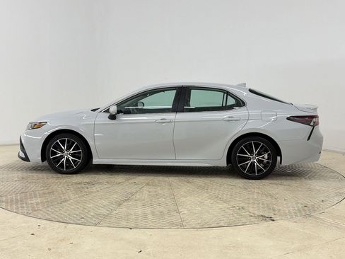 Used 2023 Toyota Camry SE FWD image 2