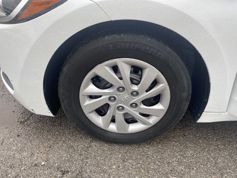 Used 2017 Hyundai Elantra SE image 16