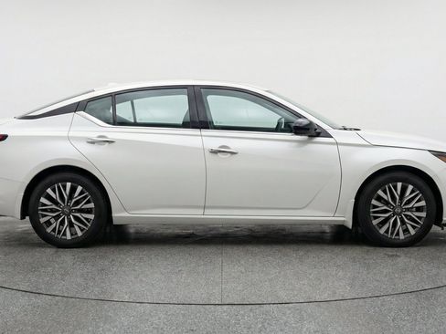 Used 2025 Nissan Altima 2.5 SV FWD image 11
