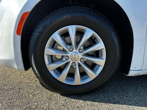 Used 2018 Chrysler Pacifica Touring-L FWD image 11