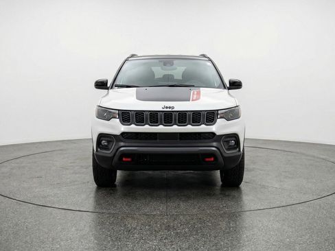 Used 2025 Jeep Compass Trailhawk AWD/4WD image 2