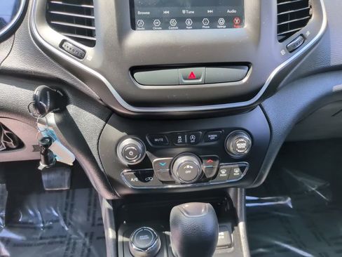 Used 2019 Jeep Cherokee Latitude w/ Cold Weather Group AWD/4WD image 27