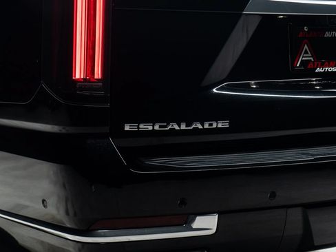 Used 2025 Cadillac Escalade ESV Premium Luxury RWD image 17