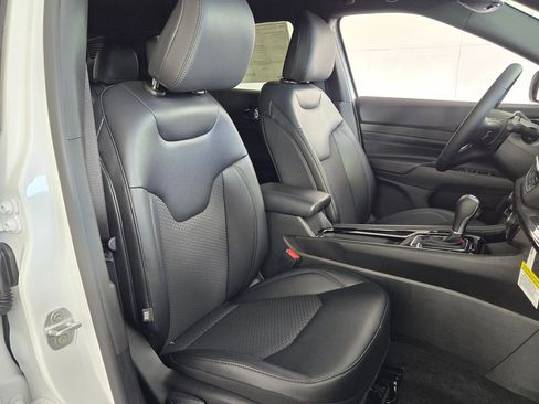 New 2026 Jeep Compass Latitude image 17