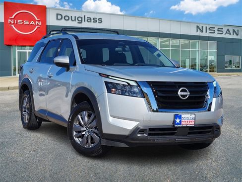 Used 2025 Nissan Pathfinder SV image 1