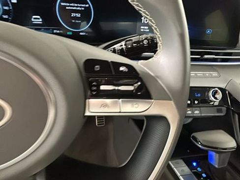 Certified 2025 Hyundai Elantra SEL FWD image 17