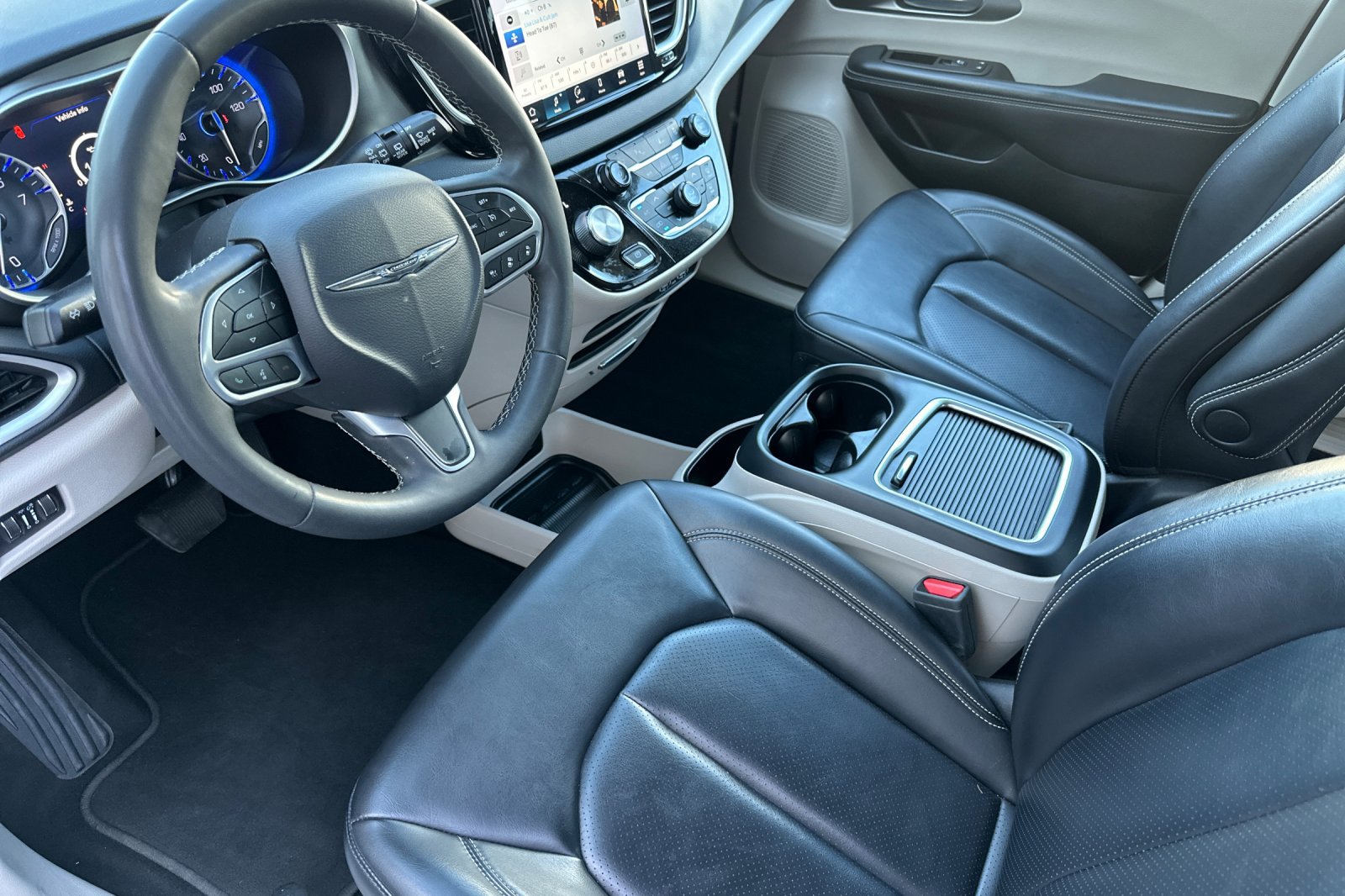 Used 2023 Chrysler Pacifica Touring-L FWD image 10