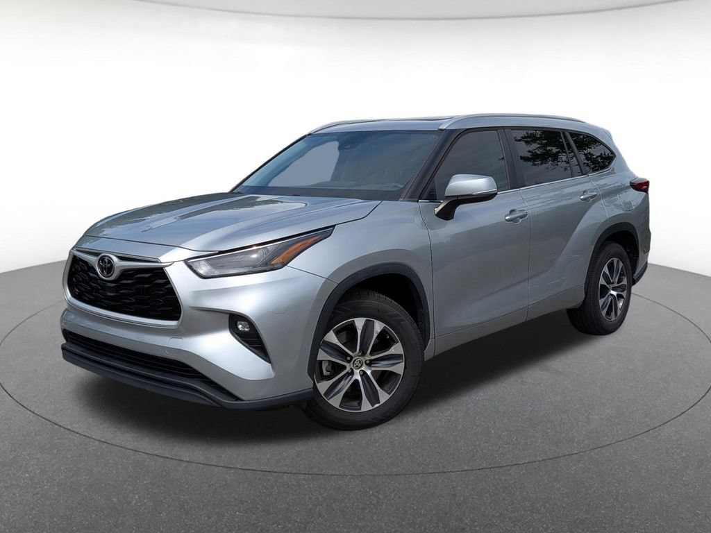 Used 2023 Toyota Highlander XLE FWD image 1