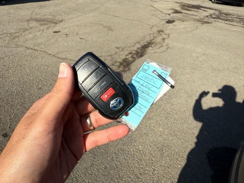 Used 2021 Toyota Venza LE image 2