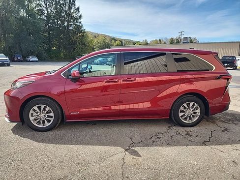 Used 2021 Toyota Sienna LE image 5