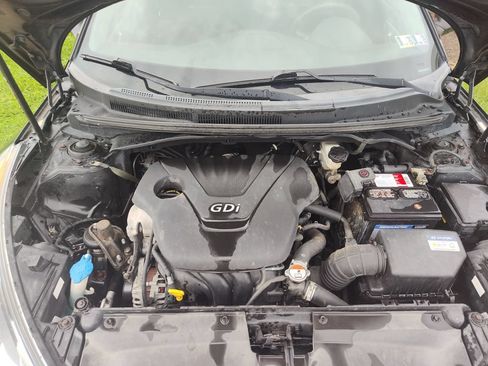 Used 2016 Hyundai Veloster FWD image 9