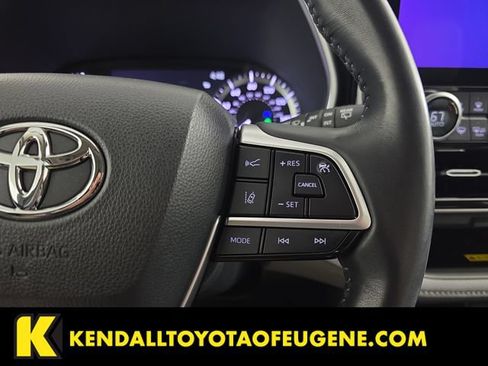 Used 2023 Toyota Highlander XLE AWD/4WD image 13